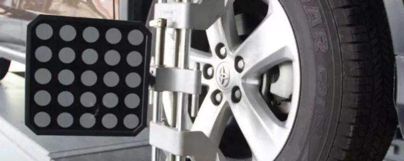 探讨：汽车方向跑偏是什么原因(机动车辆四轮定位可以去哪里做)