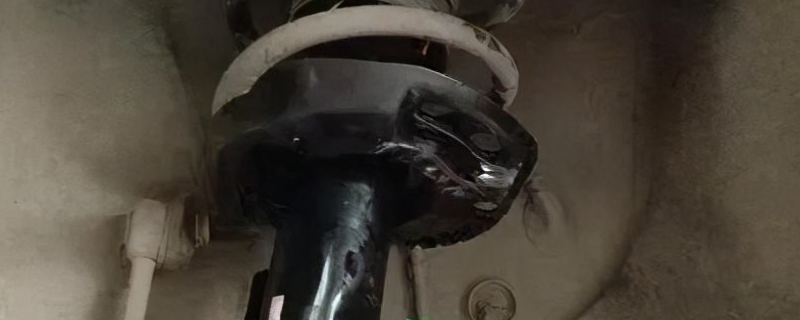 科普：减震器漏油换一根还是换一对(机动车辆减震器更换的注意事项)