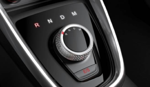 p档挂r档咔响一声伤车吗(自动挡车型挂挡需要注意什么)  第3张