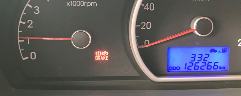 刹车故障灯亮起是哪里的问题(刹车片多久更换一次)  第1张