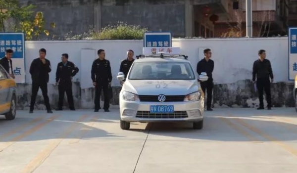 考驾照能不能转到别的地方考(机动车驾驶证科目考试都需要携带什么证件)  第2张