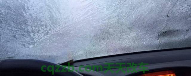 车挡风玻璃起霜解决小技巧(车辆的除霜功能使用需要注意什么)  第1张