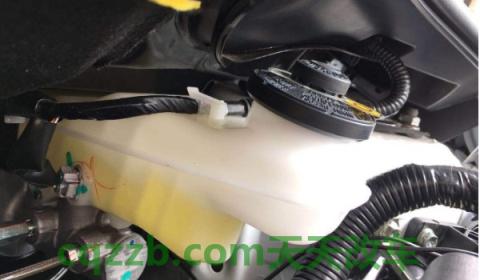 汽车刹车是四个轮一起刹的吗？(刹车油多久更换一次)  第3张