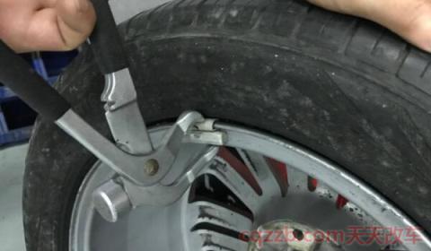 轮毂上的小铁块掉了怎么办(引起汽车平衡块丢失的原因)  第3张