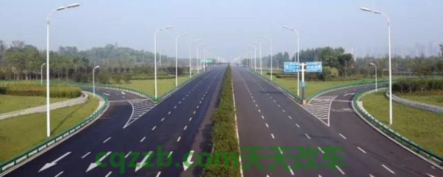 双向四车道是几个车道(车辆在双向四车道行驶需要注意什么)  第1张