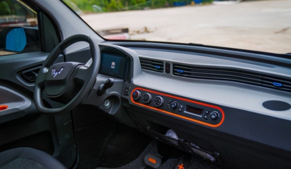 分享一下:五菱宏光miniev几座(五菱宏光miniev的生产厂商是哪里) 第2张