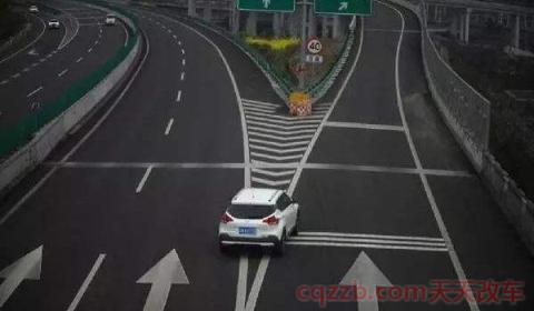 骑扎车道什么意思(关于车道分界线)  第2张