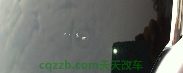 车玻璃被石子打了小点(车风挡玻璃更换需要多久)  第1张