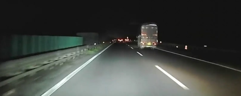 科普：夜间跑高速开远光还是近光(机动车辆高速公路行驶需要注意什么)