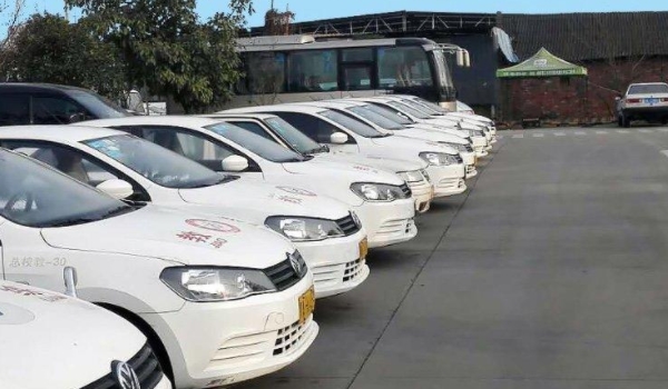 学车中途可以转驾校吗(驾校报名需要有什么证件)  第2张