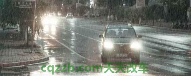 下雨天开什么灯(车灯损坏年检能通过吗)