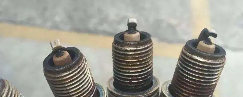 探讨一下：火花塞多少公里需要更换(火花塞更换的时候需要全部更换吗)