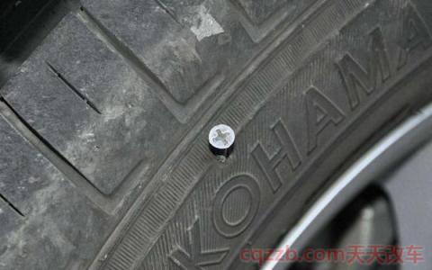 轮胎扎钉子没漏气要补胎吗(轮胎扎上钉子的正确做法) 第3张