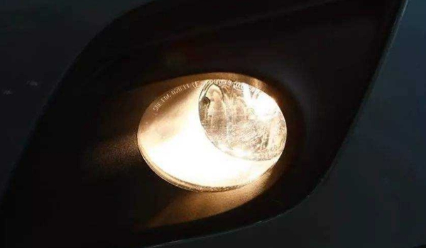 解说：大雾中开车我们要开几个灯(大雾的时候机动车辆可以行驶吗)  第2张