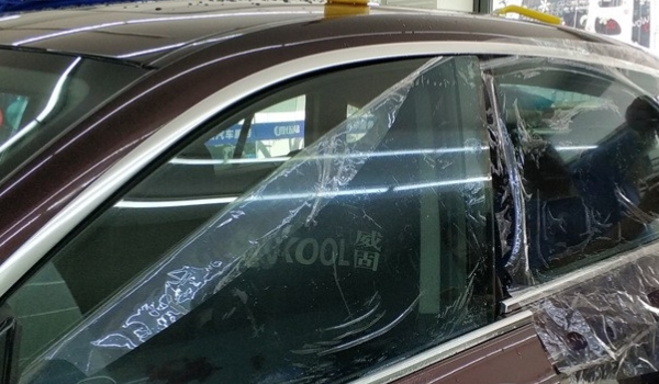 贴膜里面有毛要紧吗(车辆玻璃贴膜的注意事项)  第3张