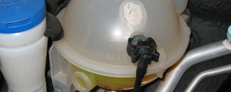 分享一下：汽车冷却液是什么(机动车辆冷却液缺少可以直接添加吗)