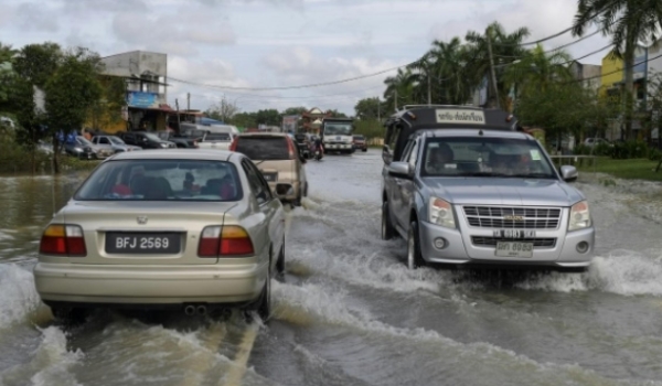 暴雨行车安全注意事项(雨季车辆停放要注意什么)  第3张