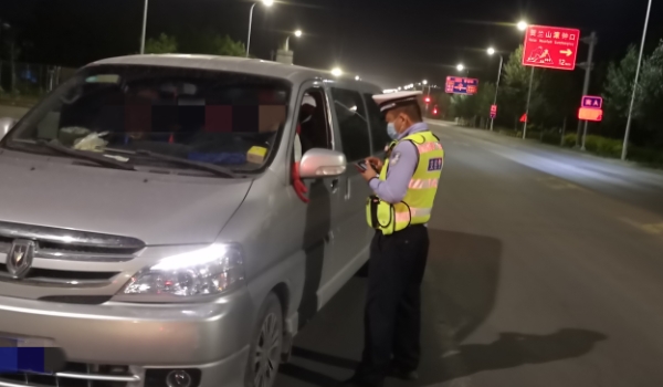 掉头需要看左转红绿灯吗(车辆违章违法行为不处理会怎么样)  第2张