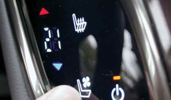 夏天车底盘滴水怎么回事(车辆空调保养如何进行)  第2张