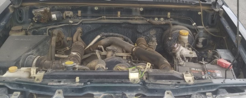 说一说：引擎盖冒白烟有焦味还能开吗(发动机保养可以去哪里)