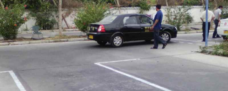 右倒库打晚了压哪边线(机动车驾驶证科目二的考试项目)