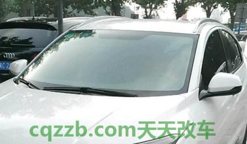 车玻璃被石子打了小点(车风挡玻璃更换需要多久)  第3张