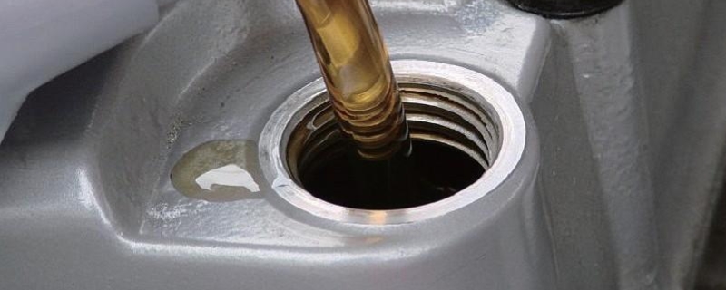 发动机缺机油会出现什么症状(更换发动机机油需要去哪里)