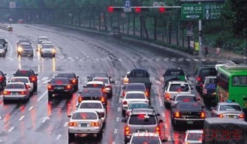 绿灯过了停止线前面堵车变了红灯可以走吗(绿灯通过停车线因为堵车停下了怎么办) 第3张