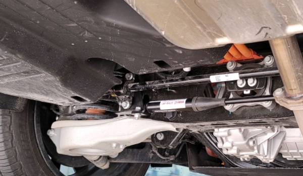 科普：减震器漏油换一根还是换一对(机动车辆减震器更换的注意事项)  第2张