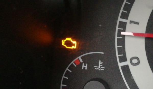 发动机亮灯怎么回事(机动车辆发动机灯亮的最快处理方式)  第2张