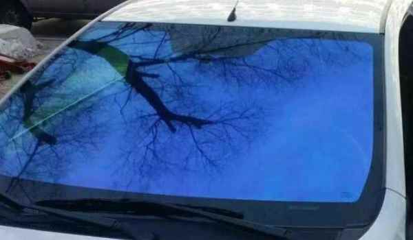 车子暴晒要不要开窗(车辆粘贴玻璃膜需要办理备案手续吗)  第2张