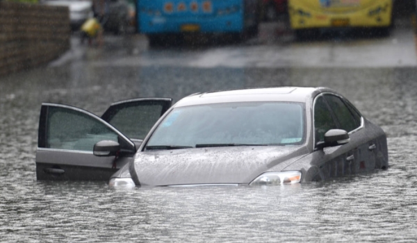 暴雨行车安全注意事项(雨季车辆停放要注意什么)  第2张