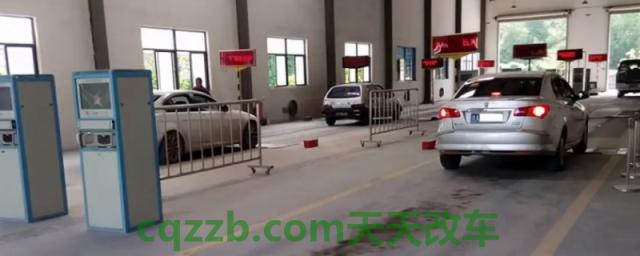 看一下：小车十年以上多久年审一次(小车10年以上年检不过怎么办)