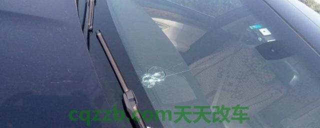 汽车前挡风玻璃出现小裂痕,更换还是修复(汽车前挡风玻璃什么时候贴膜)