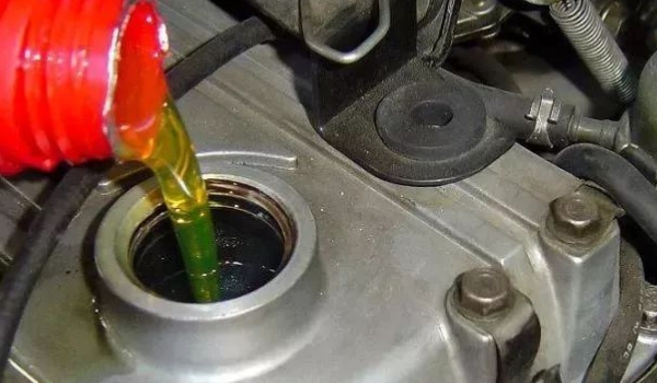 发动机加盐能查出来吗(发动机使用的机油有什么不同)  第2张