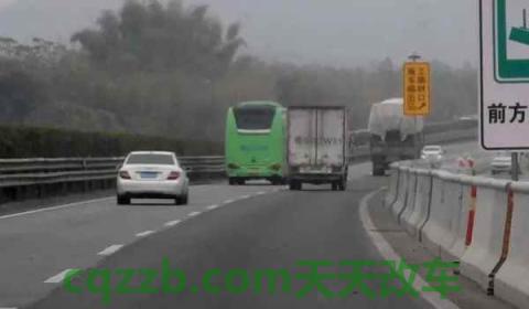 高速实线变道被拍几率大吗(高速公路行驶车辆需要注意什么)  第3张