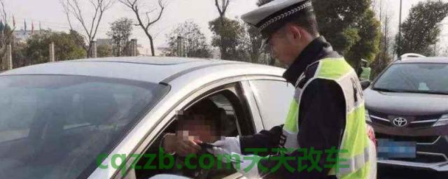 行驶证不在车里交警抓住怎么处理(哪项规定驾驶机动车需要携带驾驶证)