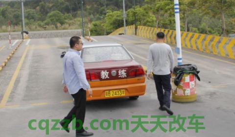 右倒库看哪个后视镜(右倒库是哪个考试项目) 第3张