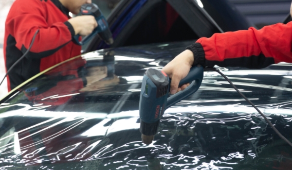 汽车贴完膜就下雨了有影响吗(粘贴隐形车衣需要办理备案登记吗)  第2张