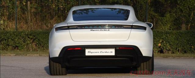 宝马扶手箱里的座充怎么用(宝马扶手箱里的插头的作用) 第1张