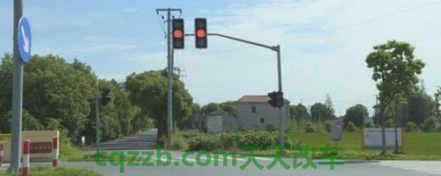 黄灯一直闪没有按车道线行驶(黄灯一直闪可以通过路口吗)