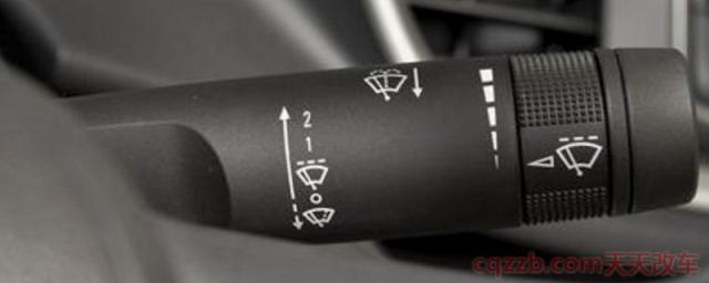 汽车雨刷喷水喷不出来(汽车雨刷多久更换)