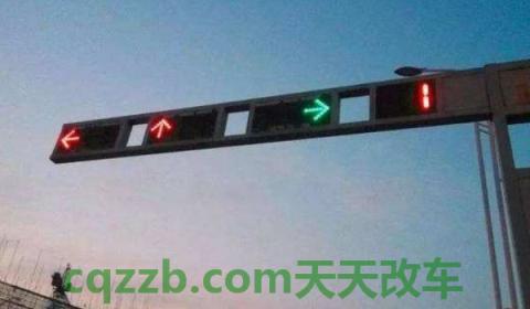 红绿灯右转要等绿灯吗(在右转时除了注意红灯还需要注意什么)  第2张