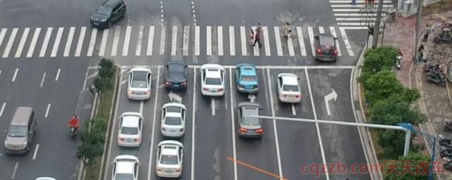 拐弯让直行的交通规则(车辆过路口应该怎样行驶) 第1张