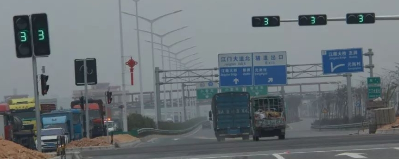 掉头打一圈还是打死(车辆掉头需要注意什么)