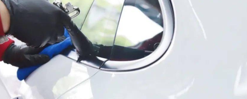 玻璃水能洗车身吗(玻璃水使用的注意事项)