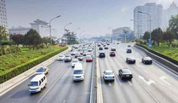 高速白色实线能变道吗(高速公路上行驶需要注意什么)  第3张