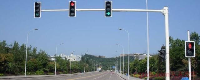 每次快到红绿灯都来不及降档(交通信号灯路口有警察指挥听谁的)  第1张