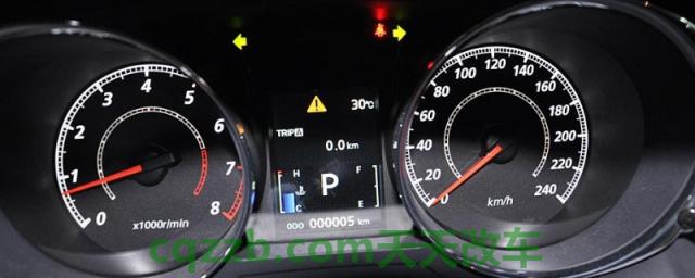 汽车刚启动时发抖一会儿变好(车辆通电时发动机故障灯亮有问题吗)  第1张