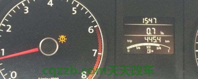 一个灯泡一个感叹号(车辆出现故障灯还可以行驶吗) 第1张